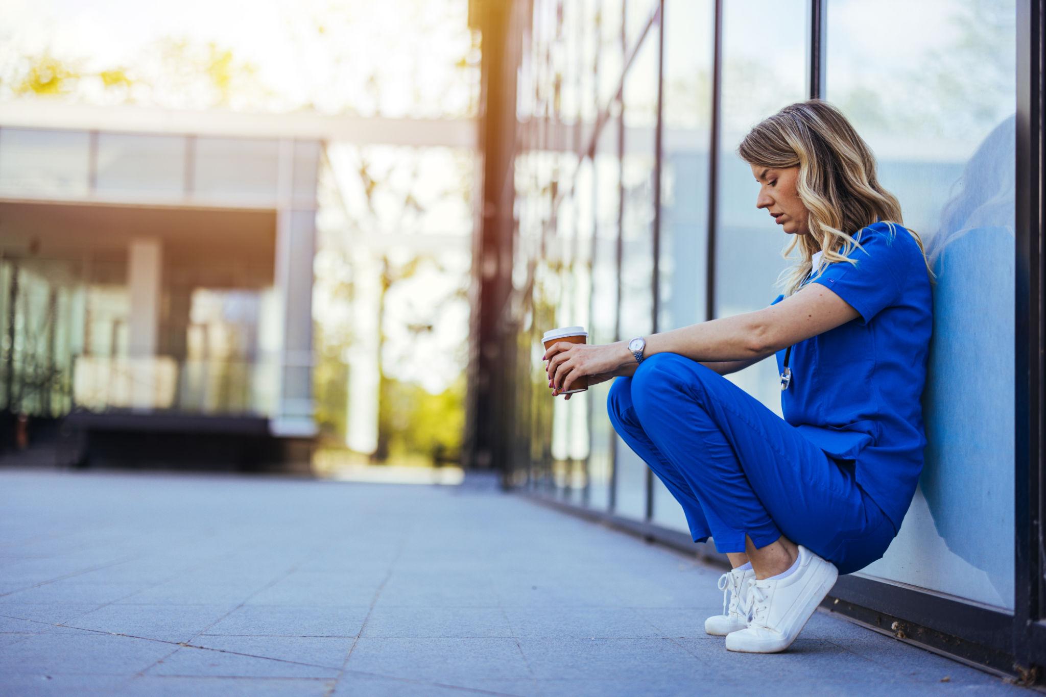 Soignante fatiguée après une garde à l'hôpital, illustration du burn-out des soignants